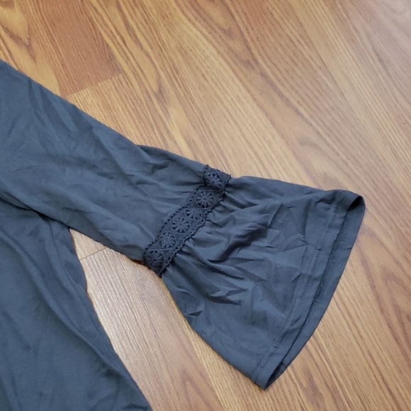 Cute top - Picture 2 of 4